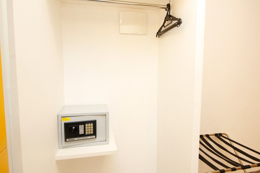 Airy Glodok Pinangsia Raya Jakarta Hotel Esterno foto