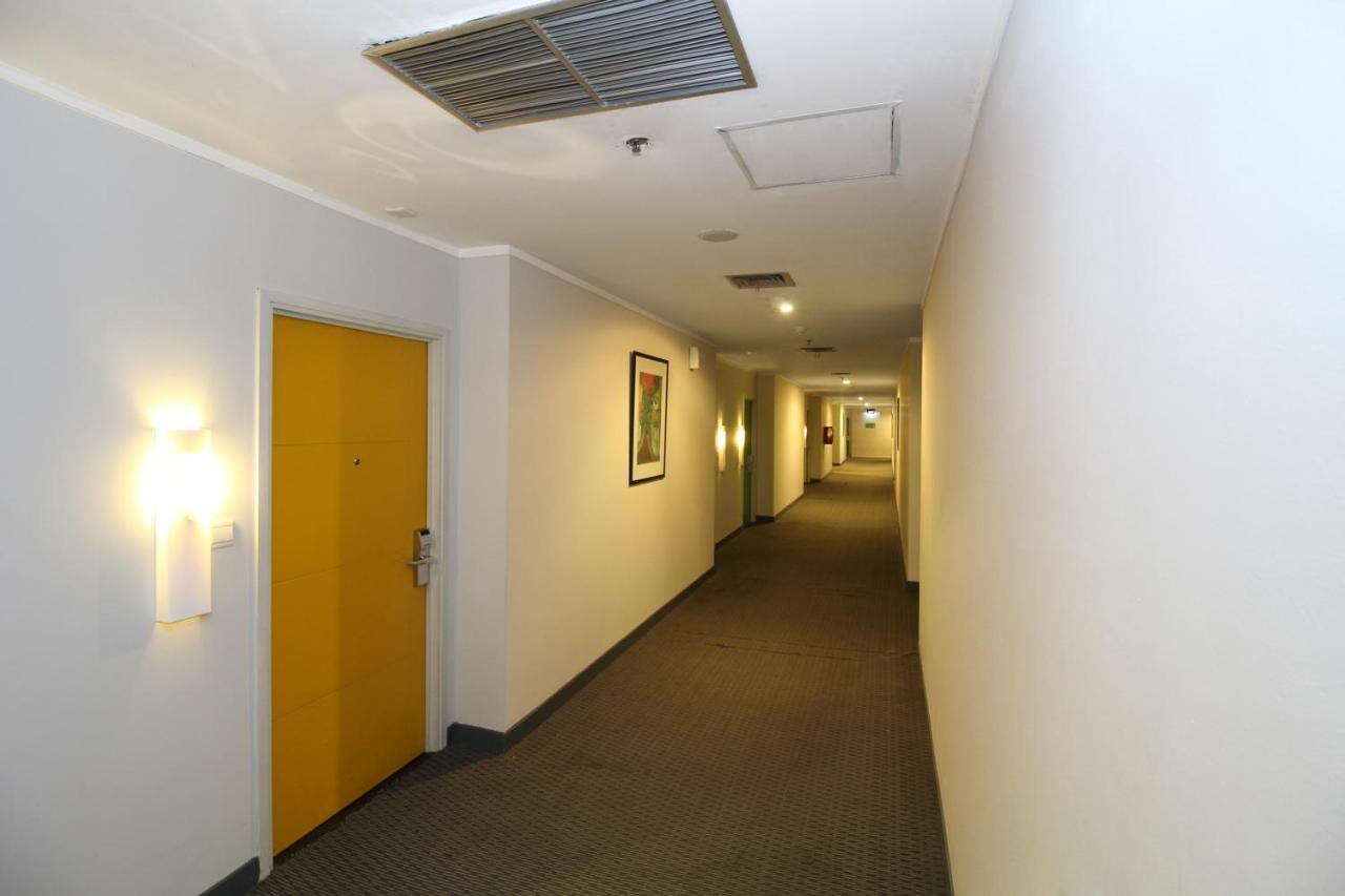 Airy Glodok Pinangsia Raya Jakarta Hotel Esterno foto